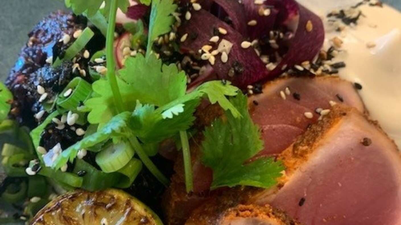 Tuna bowl Sotad tonfisk – svart ris – soyamajo – furikake – vårlök – koriander *sesam